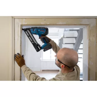   BOSCH Pistol de bătut cuie unghiular cu baterie GNH 18V-64 MD 34° în cutie L-BOXX 238 (fără baterie și încărcător) / 32 - 64 mm
