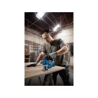   Ferăstrău alternativ BOSCH GST 750 cu mâner etrier, trans. croitor. in cazul / 520 W