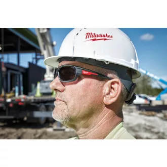 Ochelari de protecție MILWAUKEE colorați PERFORMANȚĂ