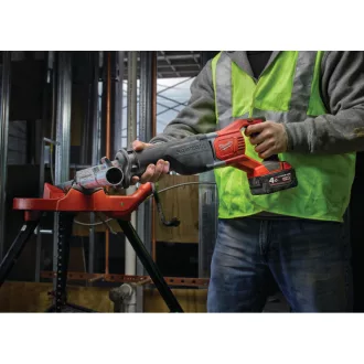   Ferăstrău alternativ fără fir MILWAUKEE M18 BSX-402C (2 baterii de 4,0 Ah + încărcător)