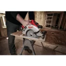 MILWAUKEE Ferăstrău circular fără fir M18 BLCS66-502 x fără perie de cărbune (2 x baterii de 5,0 Ah + încărcător)