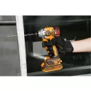 INGCO Surubelniță cu percuție pe acumulator 1/4" 285 Nm fără perii de carbon 20 V (2 x 2,0 Ah acumulator + încărcător)