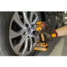 INGCO Șurubelniță cu percuție fără perii 1/2" 405 Nm 20 V (2 x acumulatori 2,0 Ah + încărcător)