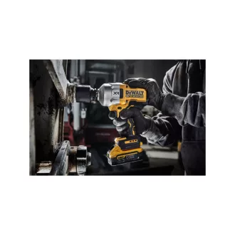   DEWALT Șurubelniță cu impact pe baterie 18 V 1/2" 1626/2372 Nm (2 x 5,0 acumulator + încărcător) în cutie TSTAK