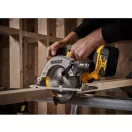 DEWALT Ferăstrău circular fără fir 18 V fără perie de cărbune (2 baterii de 5,0 Ah + încărcător) DCS565P2