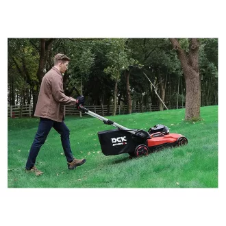   DCK Mașină de tuns iarba autopropulsată cu acumulator, 550 mm, 58 V fără perii de carbon (1 x acumulator 6,0 Ah + încărcător)